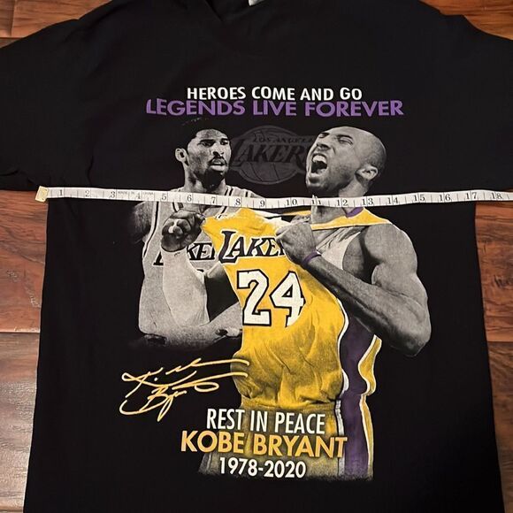 Kobe Bryant Black Memorial Graphic Shirt - Picture 5 of 7